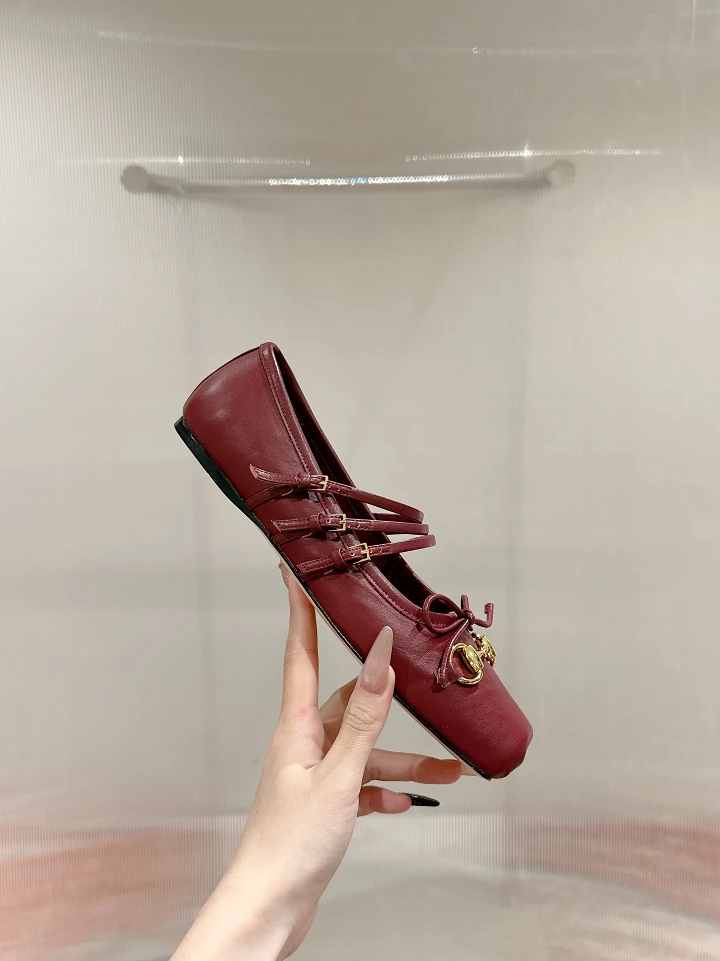 👟👟Ex-factory price 520👟👟 Gucci 2025 early spring 25 series new products🆕Flat ballet shoes horsebit new small square toe shoes, square toe design with elegant bow details, classic, refined, elegant, playful and fashionable flat shoes, creating an excellent wearing experience ▪️Fabric: original custom canvas/sheepskin ▪️Inner lining/foot pads: high-end custom sheepskin lining ▪️Heel height: flat ▪️Outsole: Italian genuine leather ▪️Number of yards: 35-39 (40.41 customized, non-refundable)